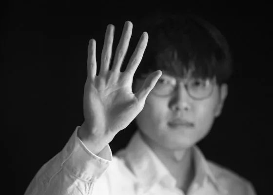 他竟然当着您的面、让我们跪着去拜叶家先祖，其心可诛啊。